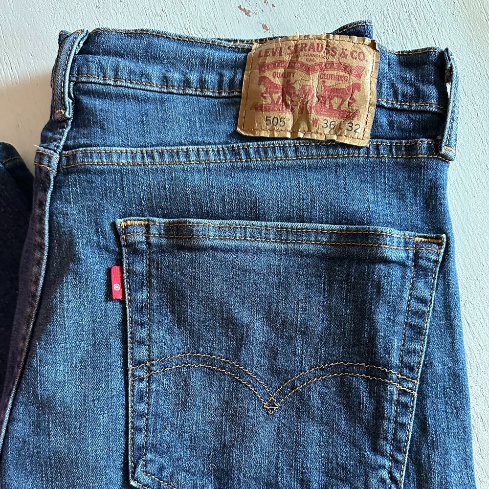SOLD Levi's Men's 505 Regular Fit Denim Jeans - Barely Worn, Medium Wash - Picture 3 of 12